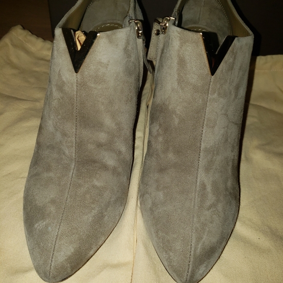 Louis Vuitton suede V Bahiana booties size 38 **Read Details ** - Picture 3 of 13